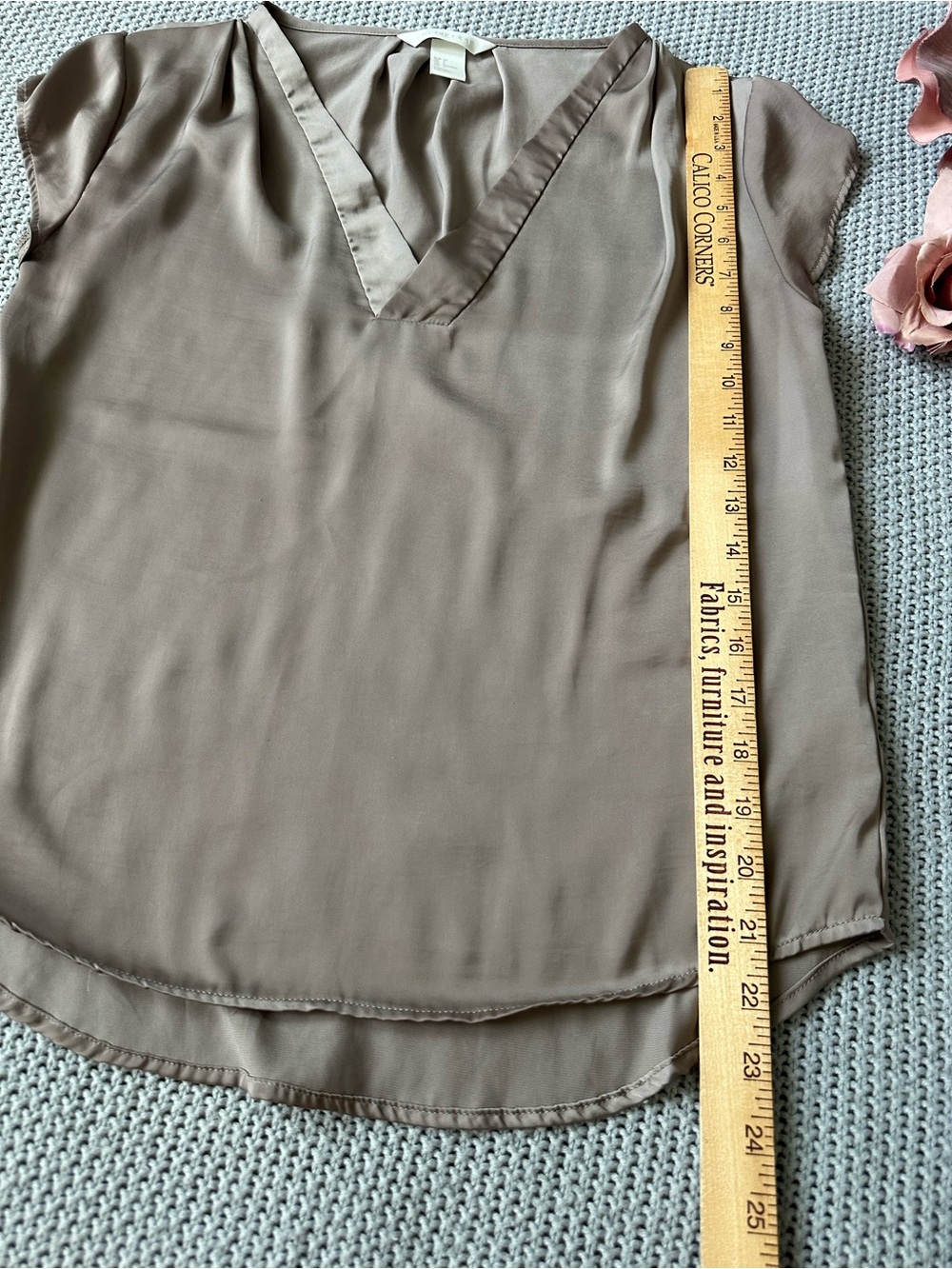 H&M Taupe Cap-Sleeve V-Neck Blouse small 3/$20 - Picture 6 of 6